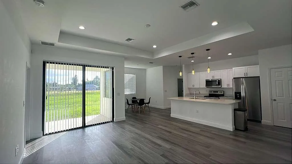 4 bed, 2.5 bath, 2000 sqft, $754 — Photo 2