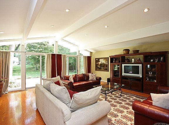 4th image of 38 Oxford Dr