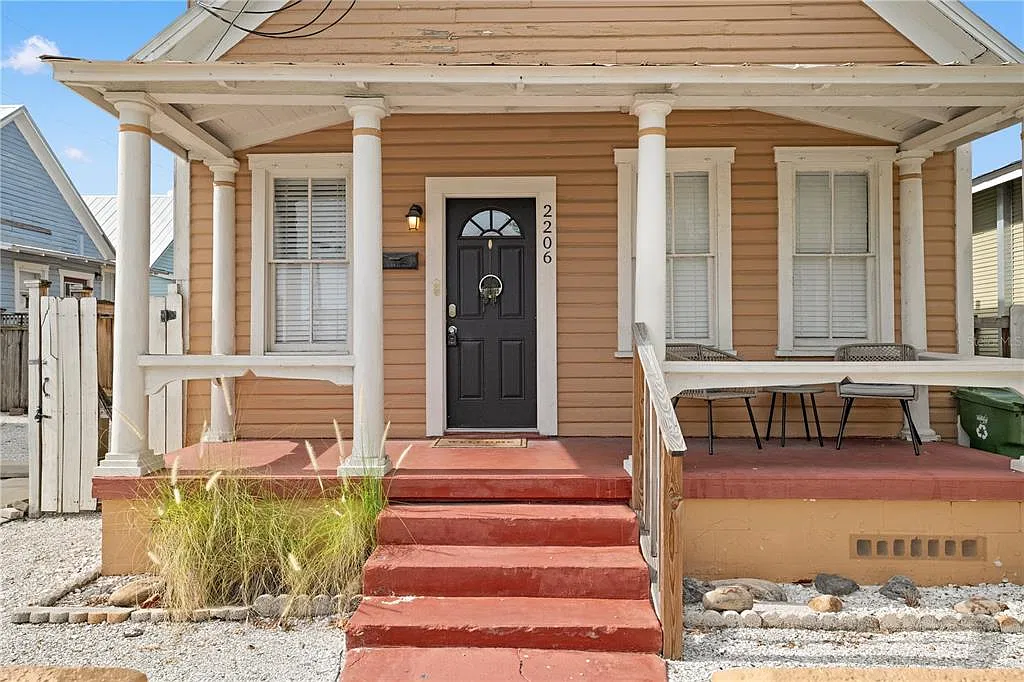 3 bed, 1.0 bath, 1086 sqft, $2,000 — Photo 2