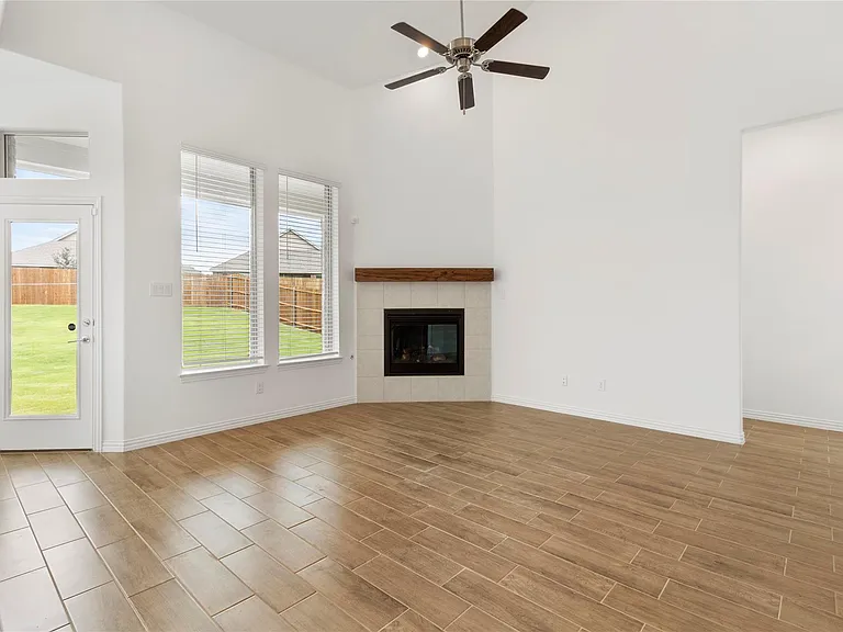 1808 Roadrunner Dr — Photo 4
