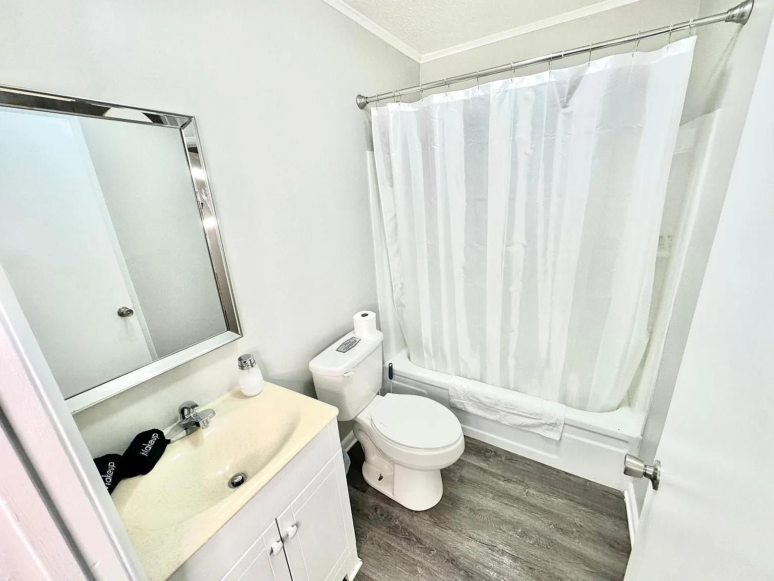 2 bed, 750 sqft, $3,000 — Photo 3