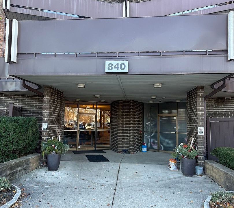 1st image of 840 Wellington Ave Unit 115