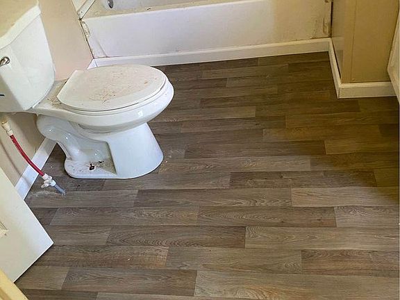Hallway bath ( 2 entry ways from the hallway & Master bedroom)