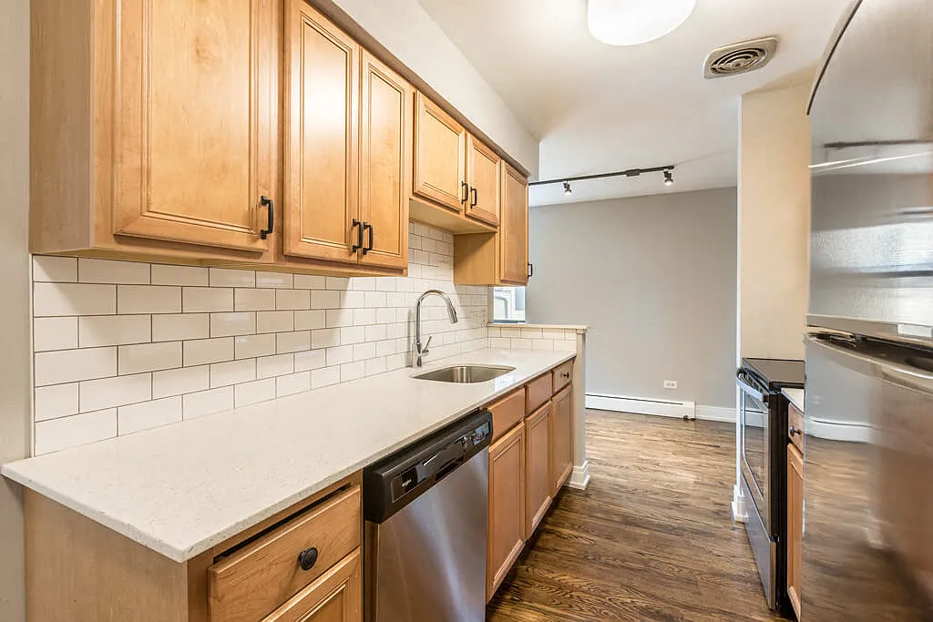 Sheridan Terrace - 6725 N Sheridan Rd — Photo 2