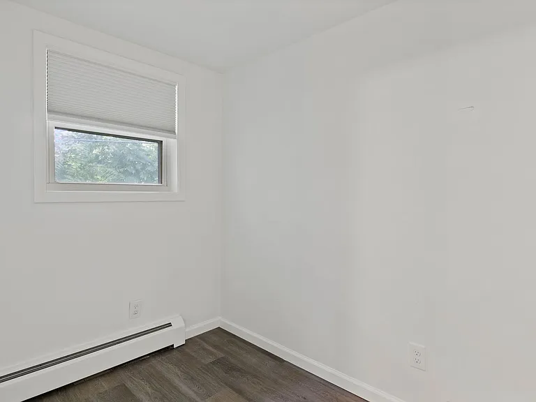 Creekside Apartments — Photo 10
