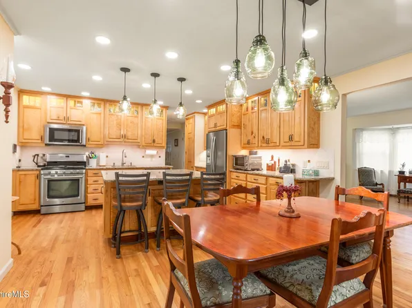 92 Leroi Dr, Pittsfield, MA 01201