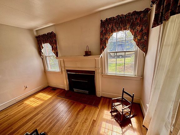 5th image of 119 College St