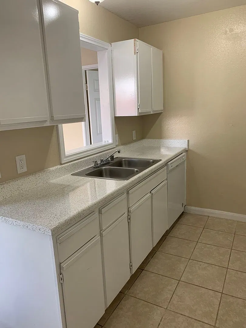 Newly refreshed spacious 2bedrooms,2 baths duplex in Eagle Lake, TX. — Photo 3