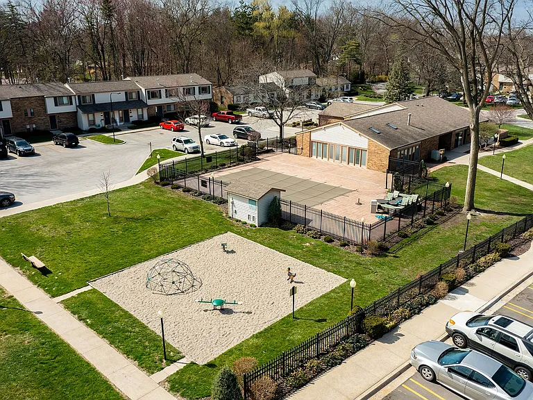 Forest Glen Townhomes — Photo 9