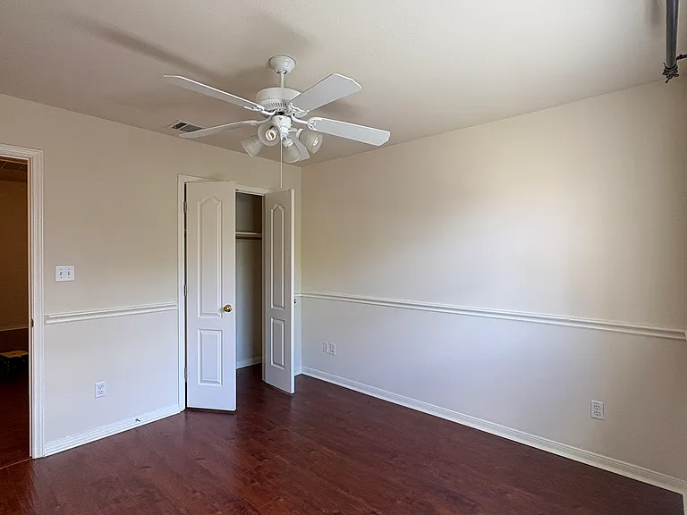 207 Kettleman Ln N — Photo 32