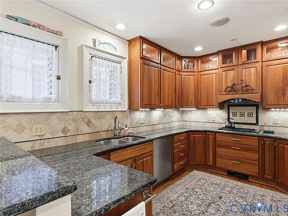 4th image of 1529 West Ave