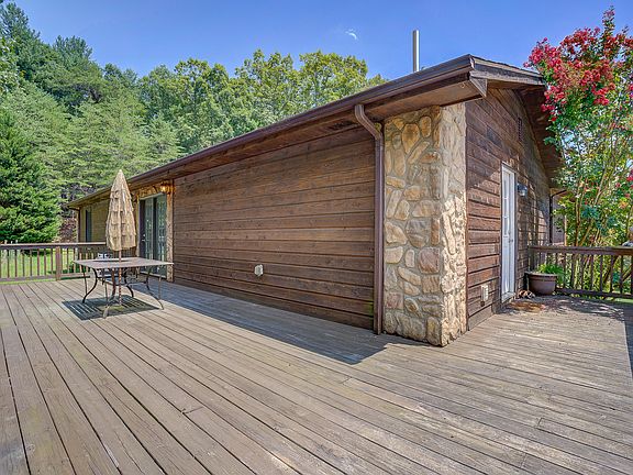 5th image of 370 Creekview Dr