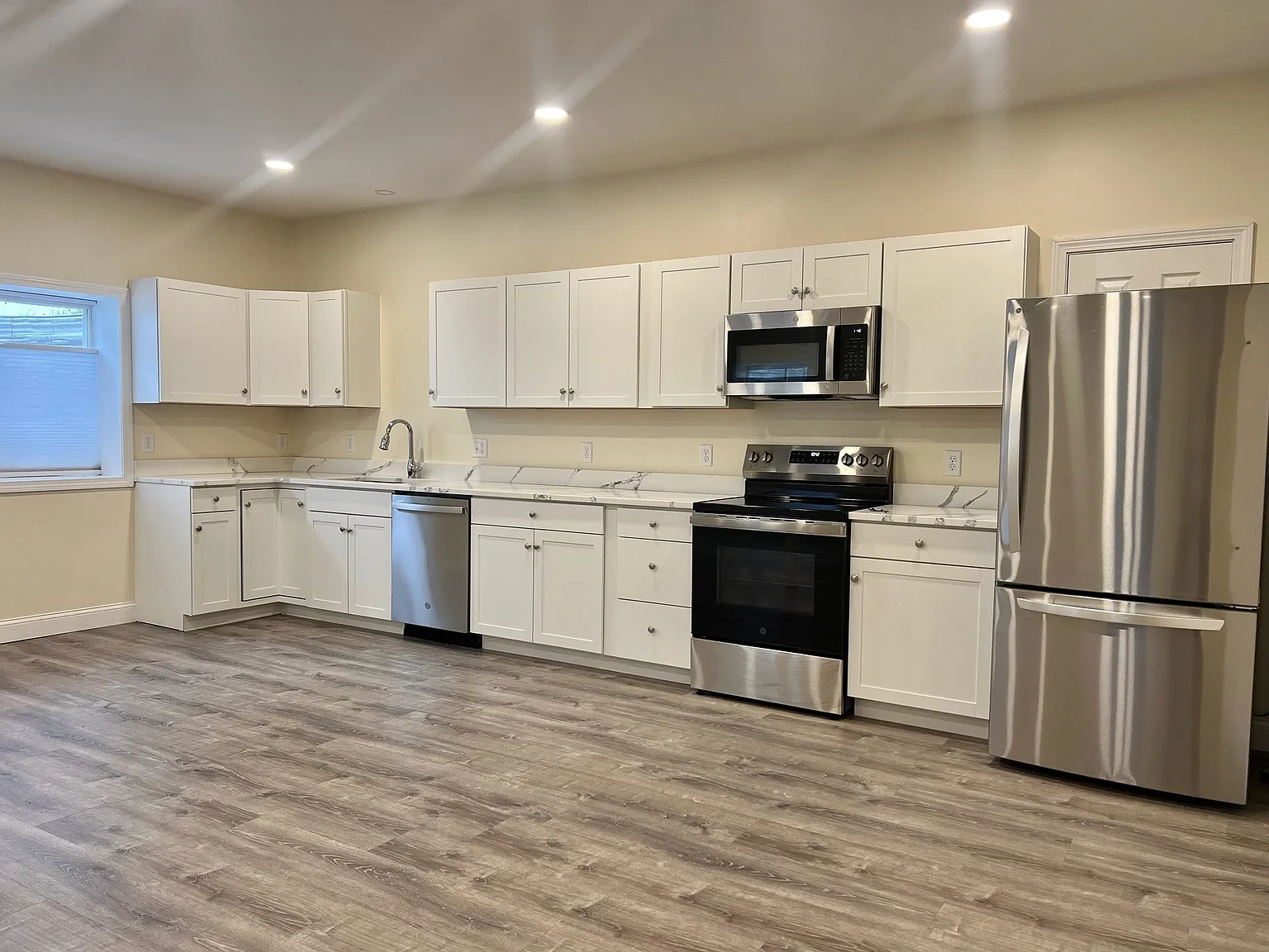1 bed, 1.0 bath, 1020 sqft, $2,200 — Photo 2
