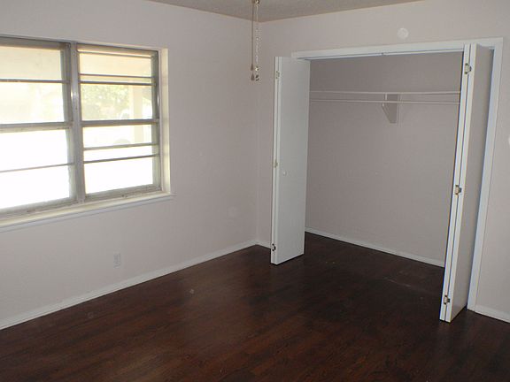 4th image of 1009 W Creek Dr