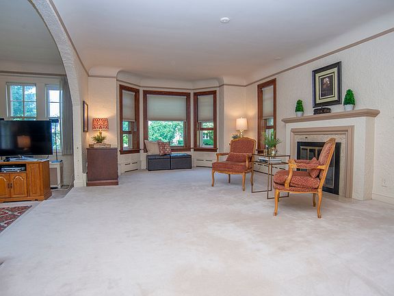 3rd image of 307 Dover Ave