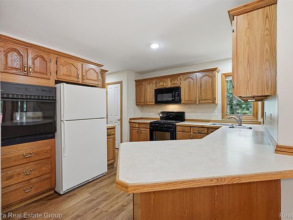 4th image of 8636 Hidden Lake Dr