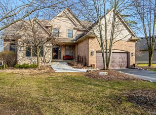 4746 Woodbine Cir, West Bloomfield, MI 48323
