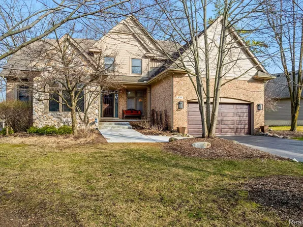 4746 Woodbine Cir, West Bloomfield, MI 48323