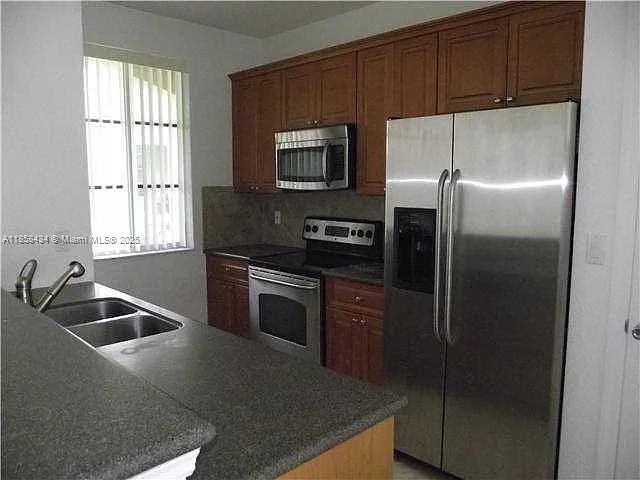 3 bed, 1400 sqft, $2,600 — Photo 3