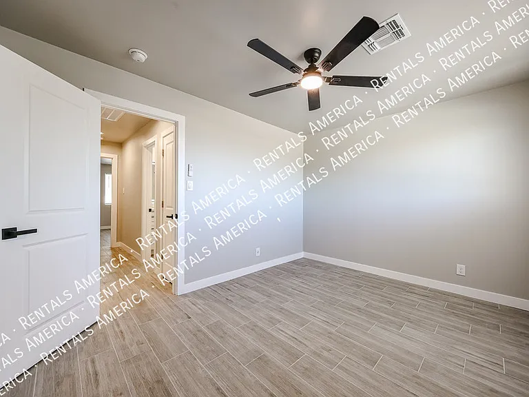 1704 E Pickrell Dr — Photo 32