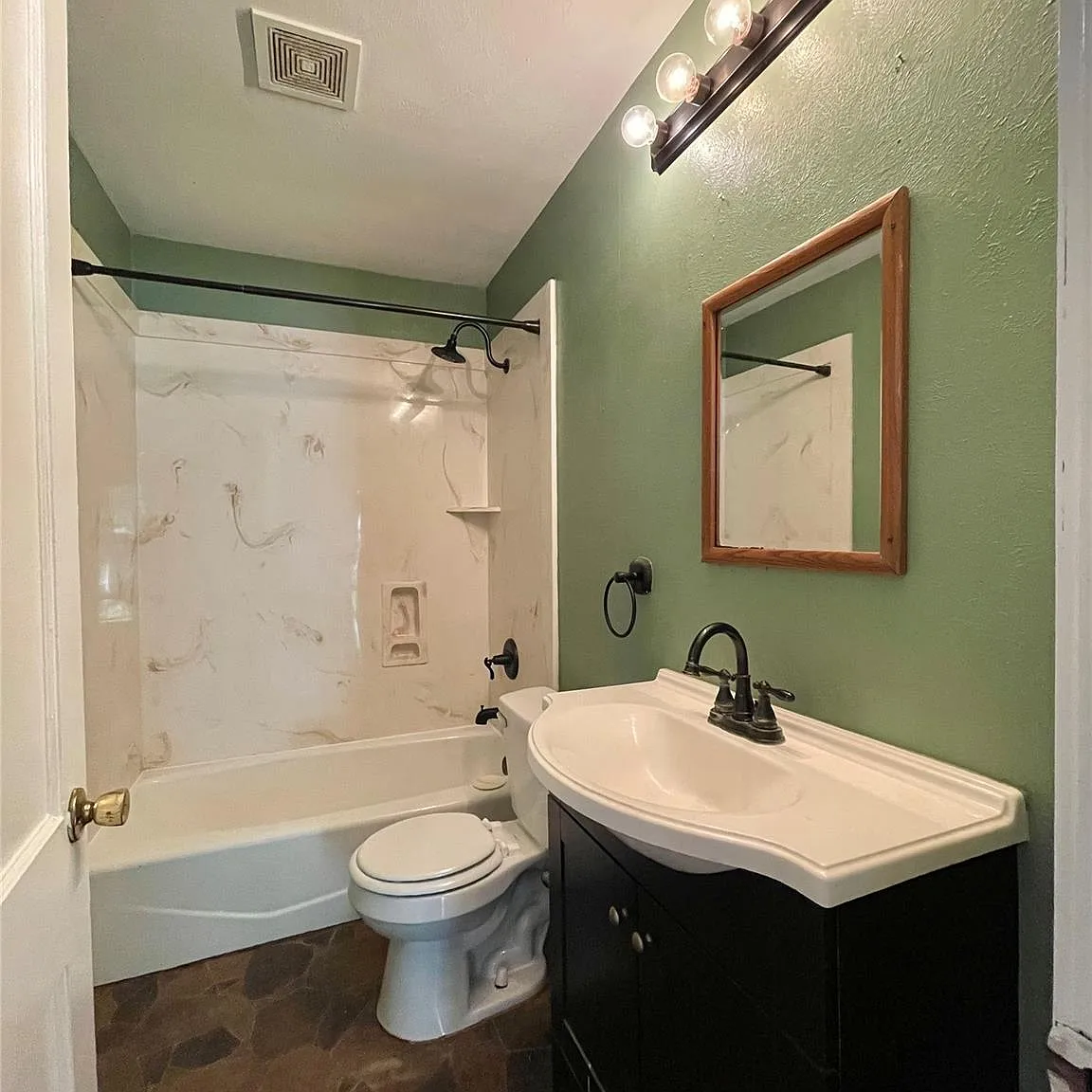 3 bed, 1.0 bath, 941 sqft, $1,500 — Photo 3