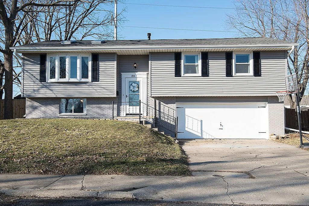 1713 W Thames Dr photo 1