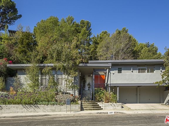 2nd image of 2237 Banyan Dr