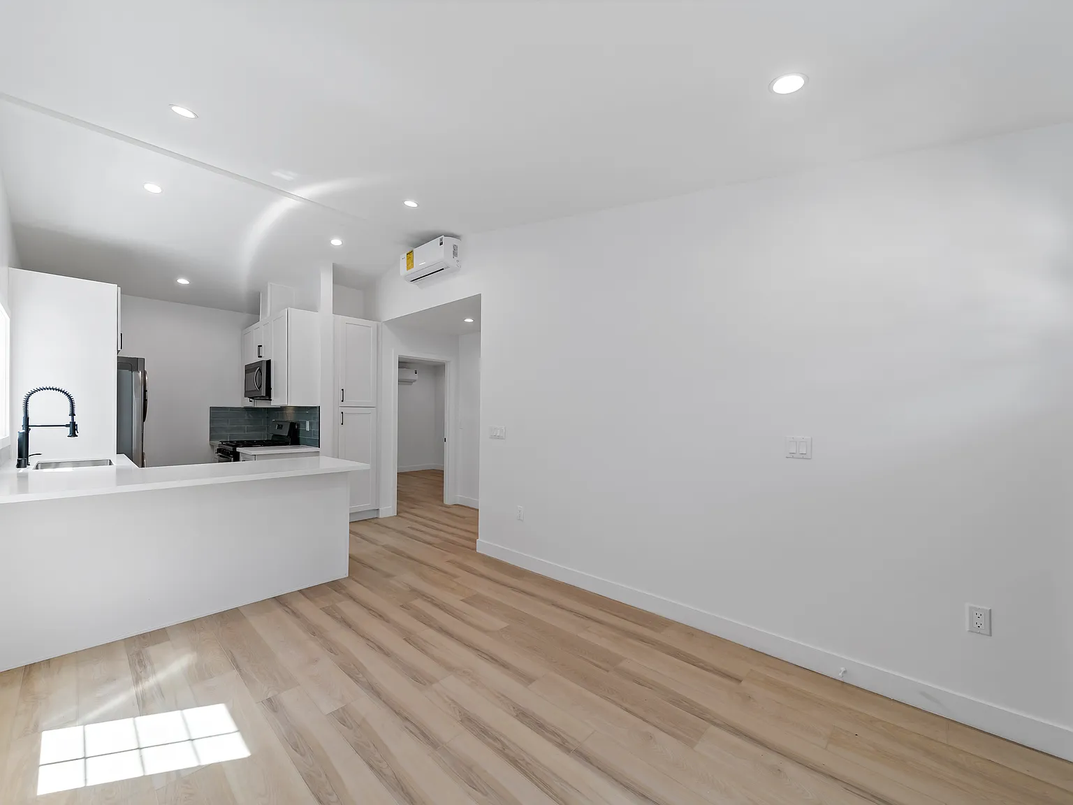 2 bed, 700 sqft, $3,500 — Photo 4