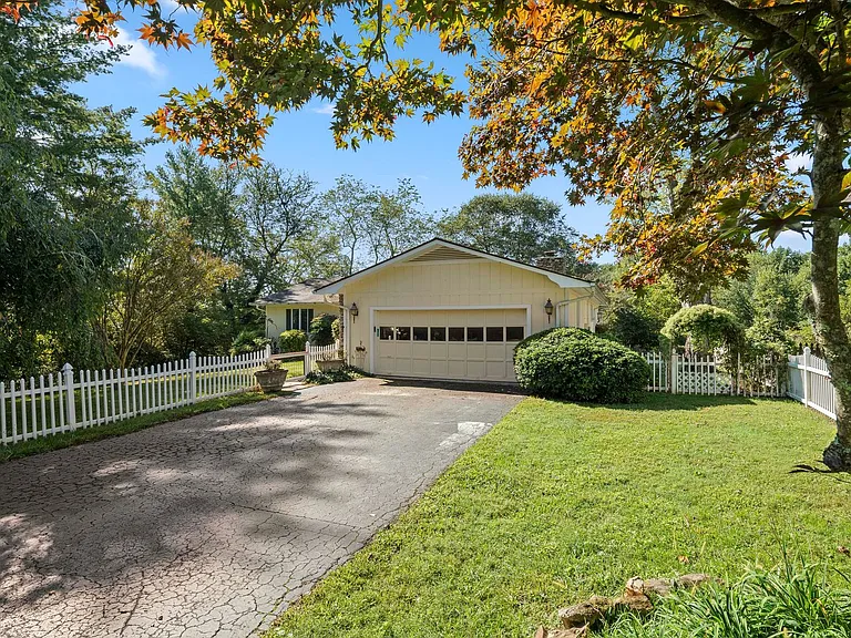 119 W Chippendale Dr — Photo 42