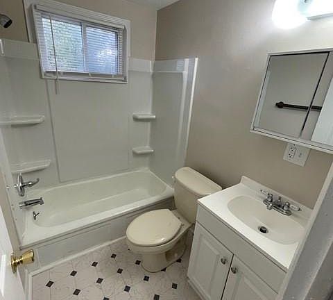 4th image of 2063 W Mound St