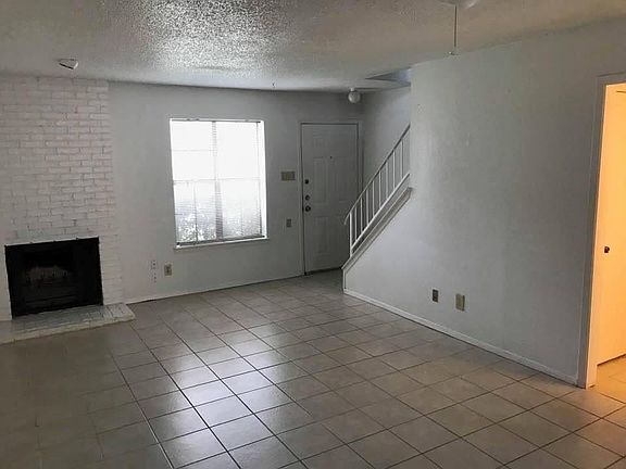 4th image of 2705 Wimbledon Ct APT C