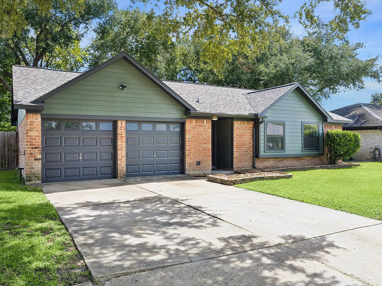 3 bed, 2.0 bath, 1242 sqft, $1,900 — Photo 2
