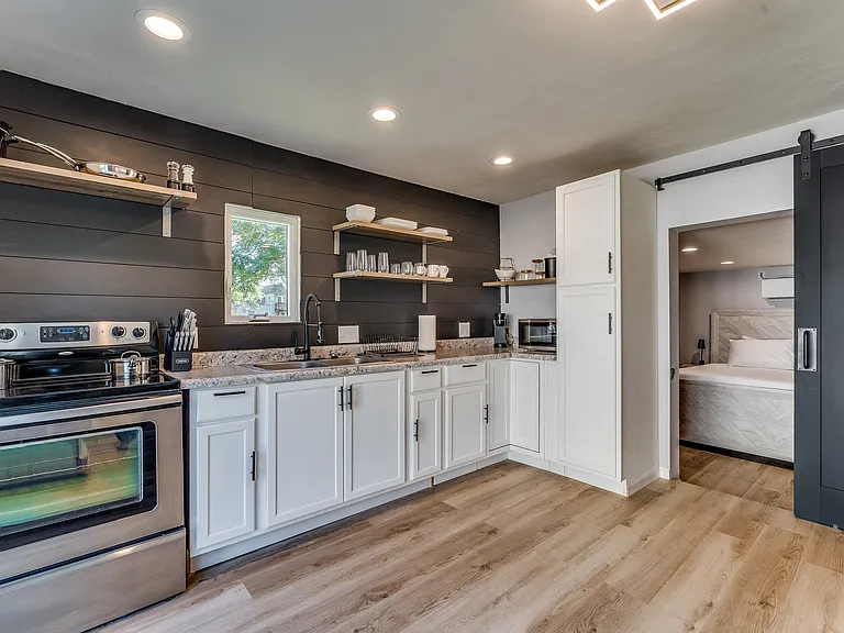 110 E Osborne St — Photo 15