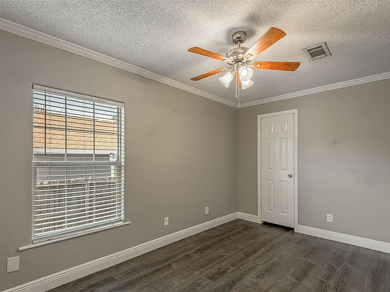 164 Varsity Dr — Photo 16