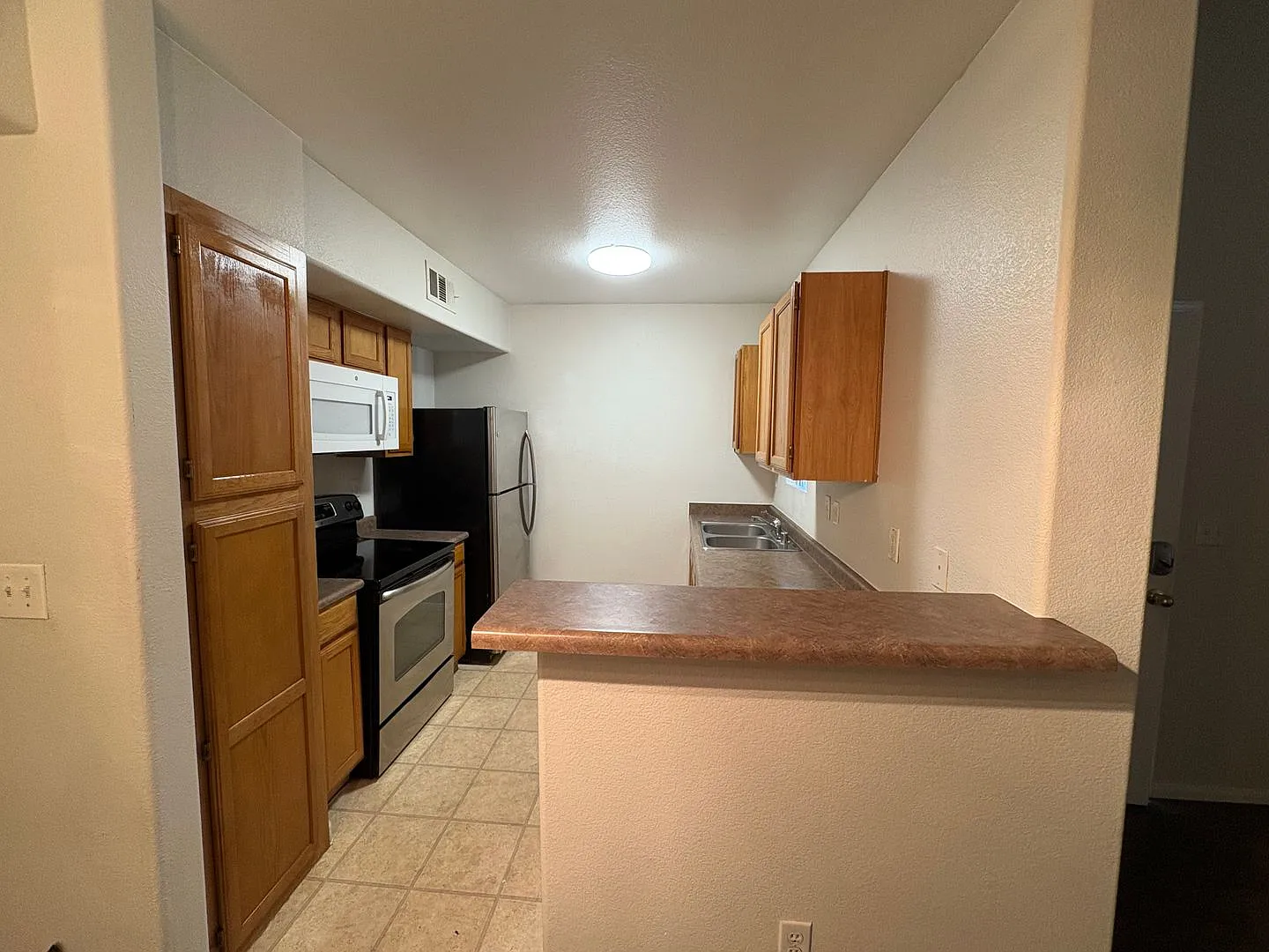 Spacious unfurnished 1 bedroom in the Southwest — Photo 3