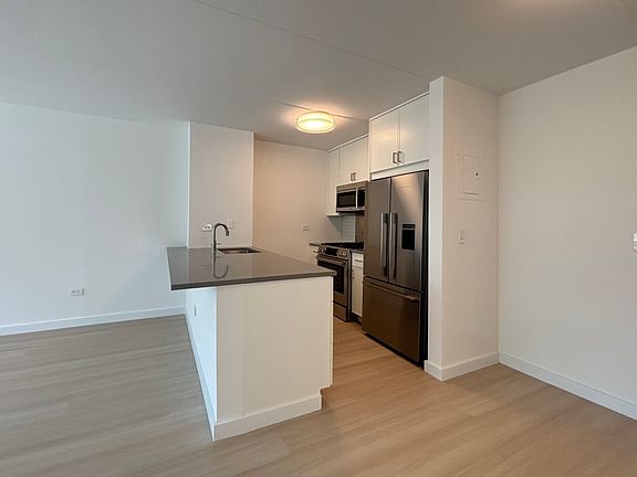 4th image of 301 Elizabeth St #918