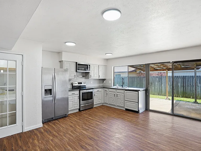 2711 Treeview Dr — Photo 8