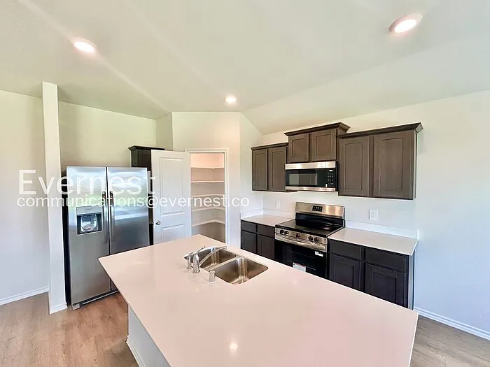 3 bed, 2.0 bath, 1294 sqft, $1,700 — Photo 2