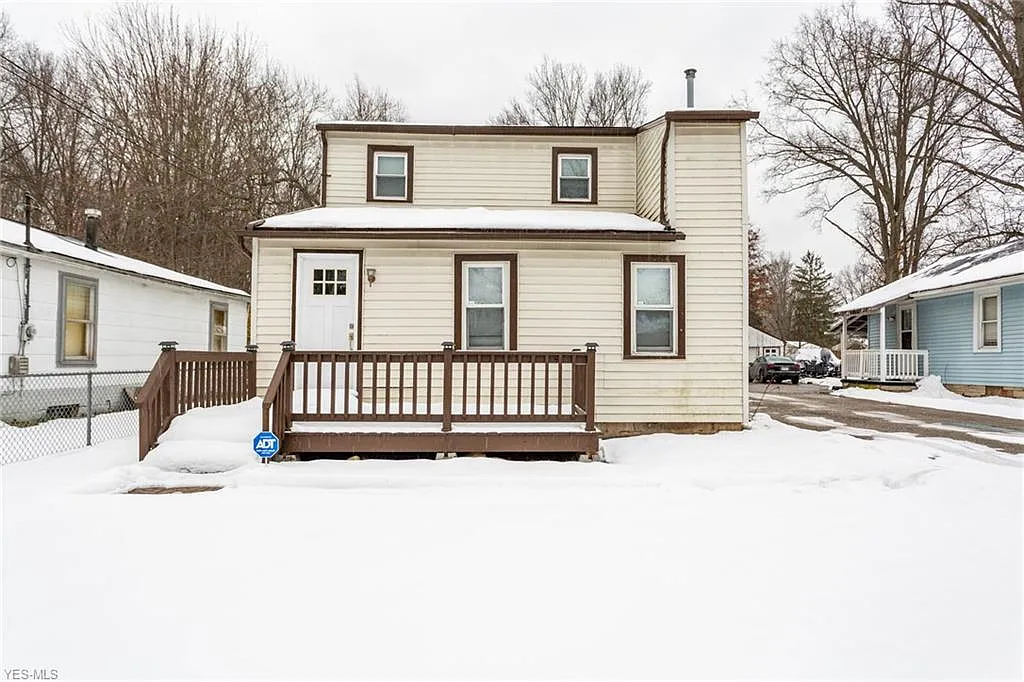 252 Oakwood St photo 1