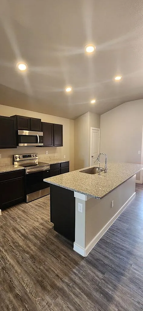 3 bed, 2.0 bath, 1270 sqft, $2,500 — Photo 3