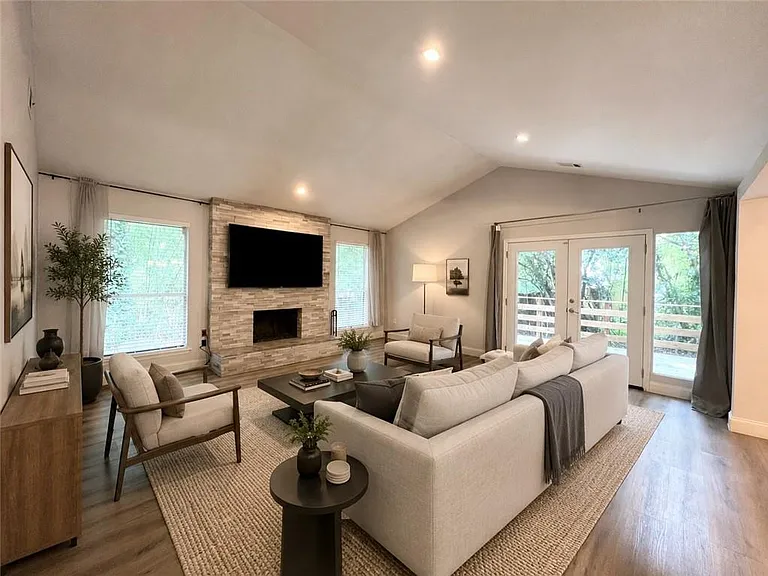 710 Creekwood Xing — Photo 3