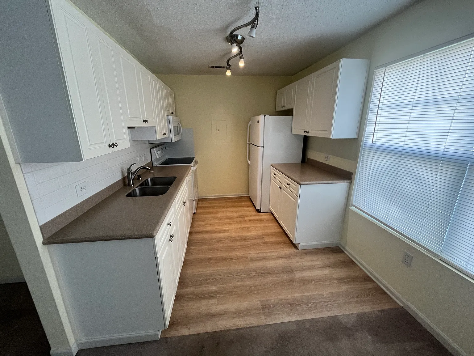 2 bed, 1000 sqft, $1,850 — Photo 4