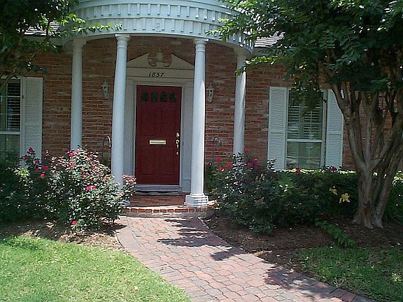 WELCOME TO THIS BEAUTIFUL TOWNHOME