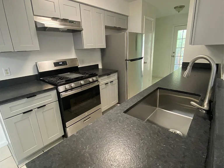 14201 Sussman Ct #B — Photo 6
