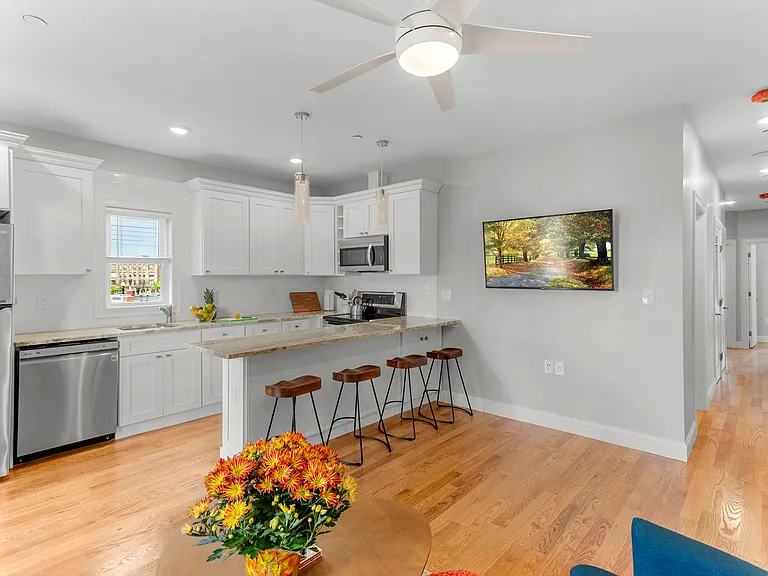 1047 Saratoga St #3 — Photo 7
