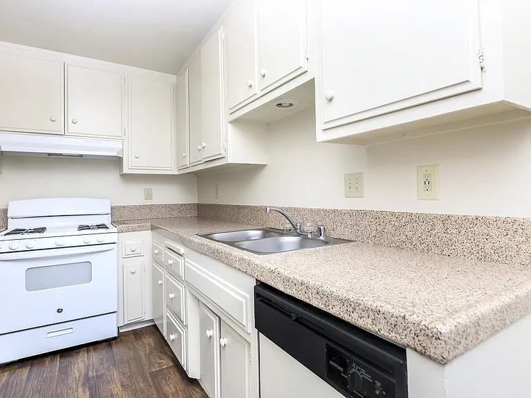 Walnut Park Apartments — Photo 12