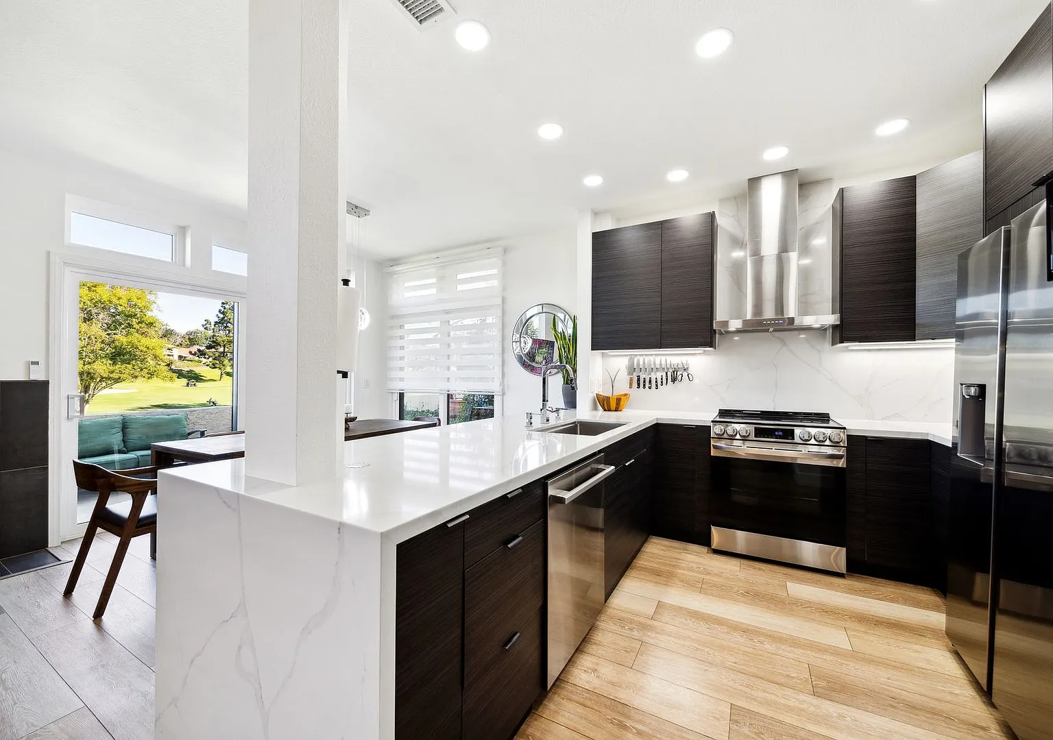 Beautifully renovated end-unit townhome — Photo 3