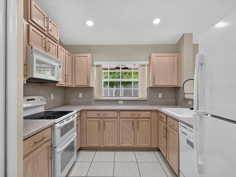 4481 NW 20th Ave — Photo 8