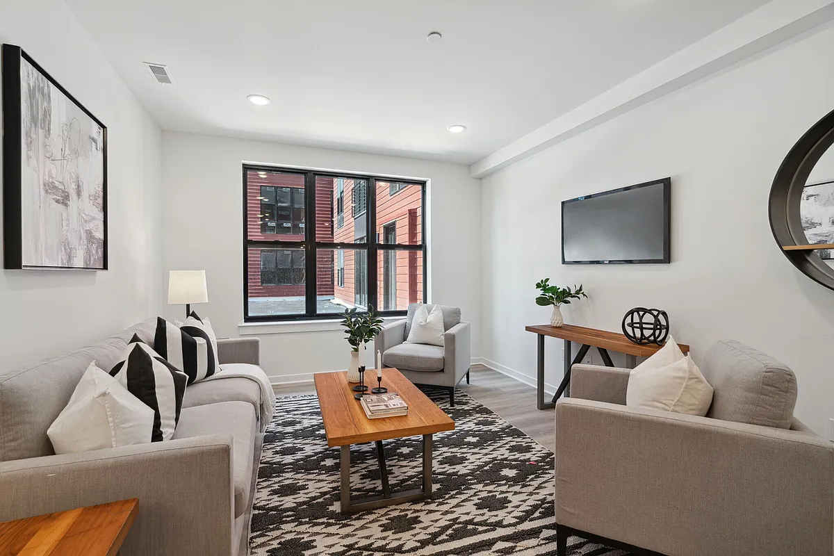 Building Photo - 4435 Ridge Ave #S241