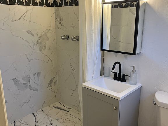 3rd image of 510 N Iroquois Ave #510